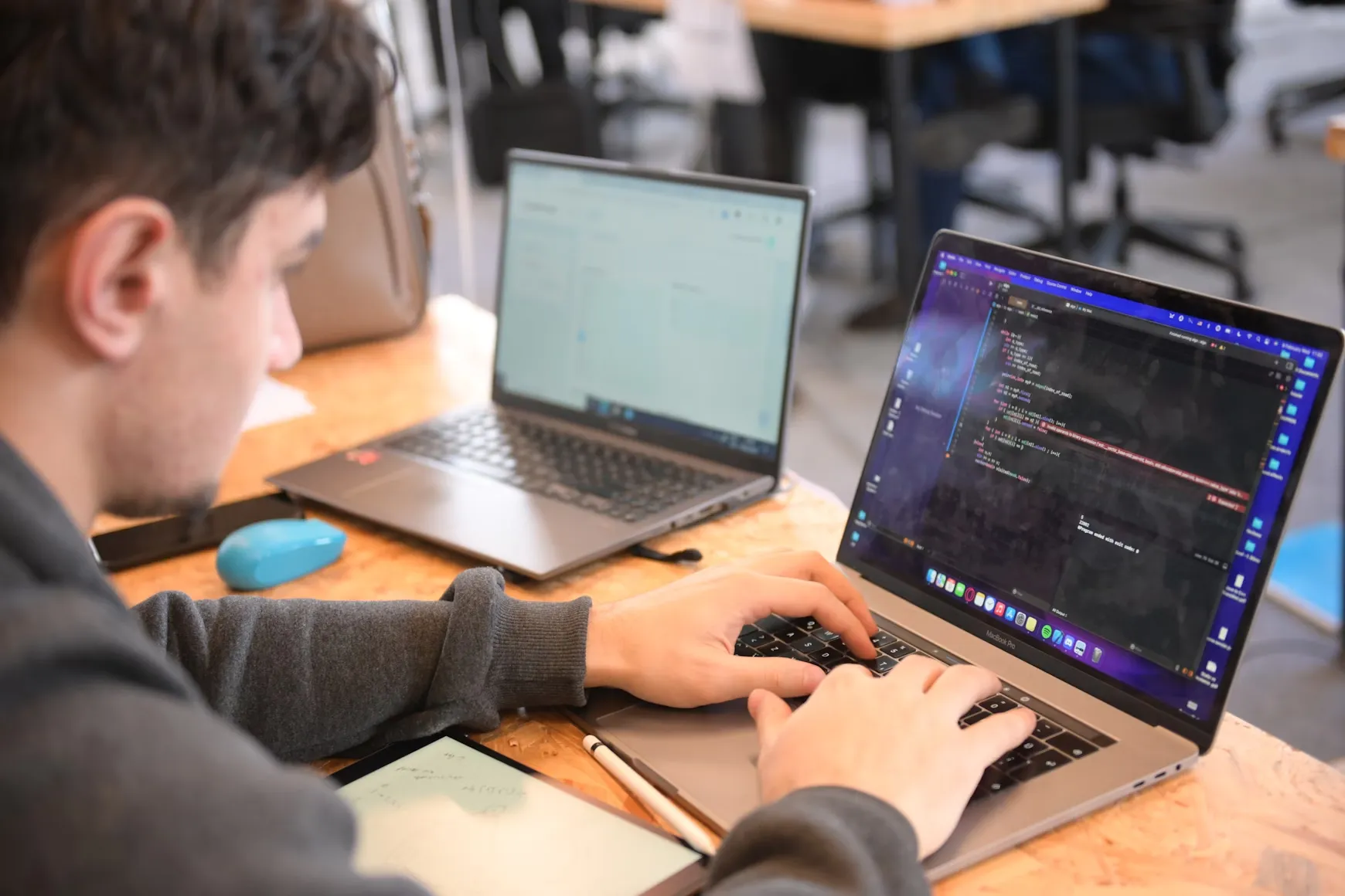 Adolescent en train de coder sur un ordinateur